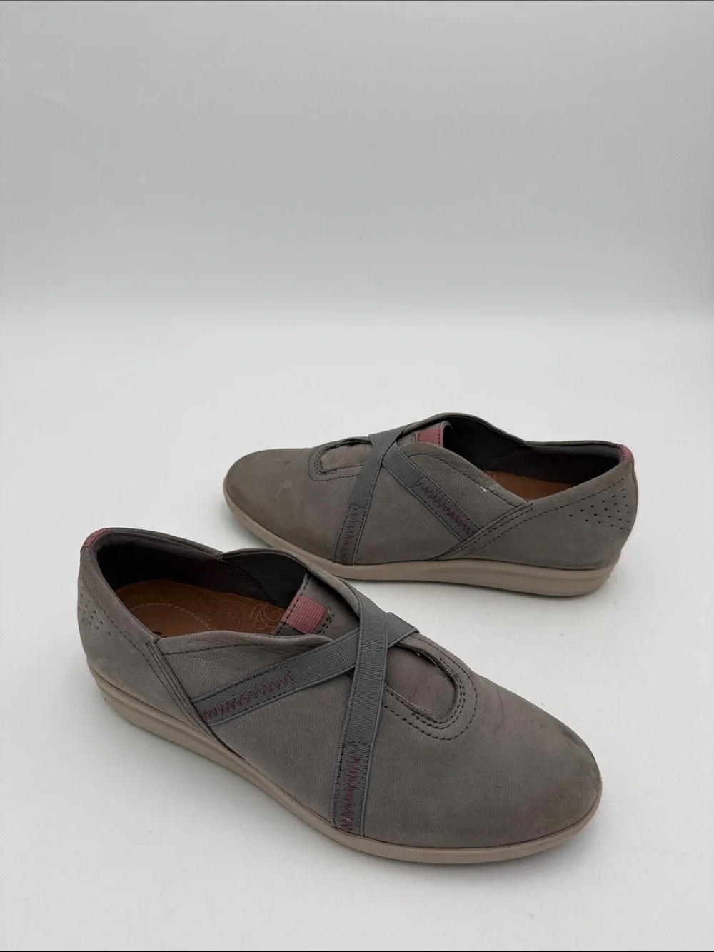 Clarks Gray Slip-On Cross-Strap Flats women 7.5M casual comfort office Y2K